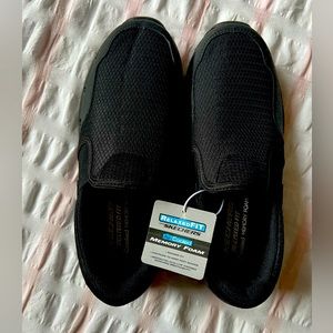 Brand New.!! WOMEN'S SKECHERS.Relaxed Fit.. Air-Cooled Memory Foam.